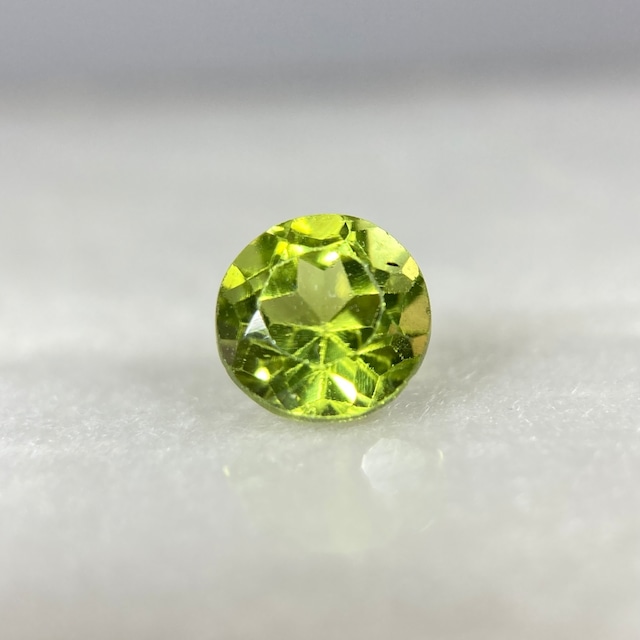 ペリドット ラウンド 約0.65ct 約5.0 H3.6mm r-0563