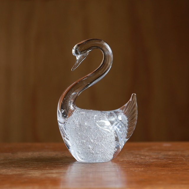 気泡が幻想的な、ガラスの白鳥 2