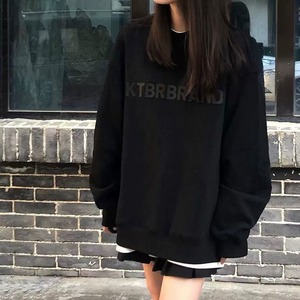 トップス シンプル パーカー フードなし トレーナー スウェット 袖あり 長袖 ドロップショルダー 萌袖 Uネック ラウンドネック クルーネック  ストレート 可愛い シンプル カジュアル おしゃれ お洒落 かっこいい こなれ感 ラフ メンズライク ボーイッシュ スポーティー クール モード系 スタイリッシュ 無地 ロゴ アルファベット 春 秋 冬 10代 20代 30代 40代 学生 通学 お出かけ 公園デビュー お泊まり 休日 アウトドア 普段使い お揃い 双子 韓国 ブラック 黒 ベーシック