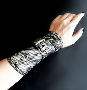 one of a kind genuine leather lady armor cuffs 一点モノ　本皮革　レディアーマーカフス　