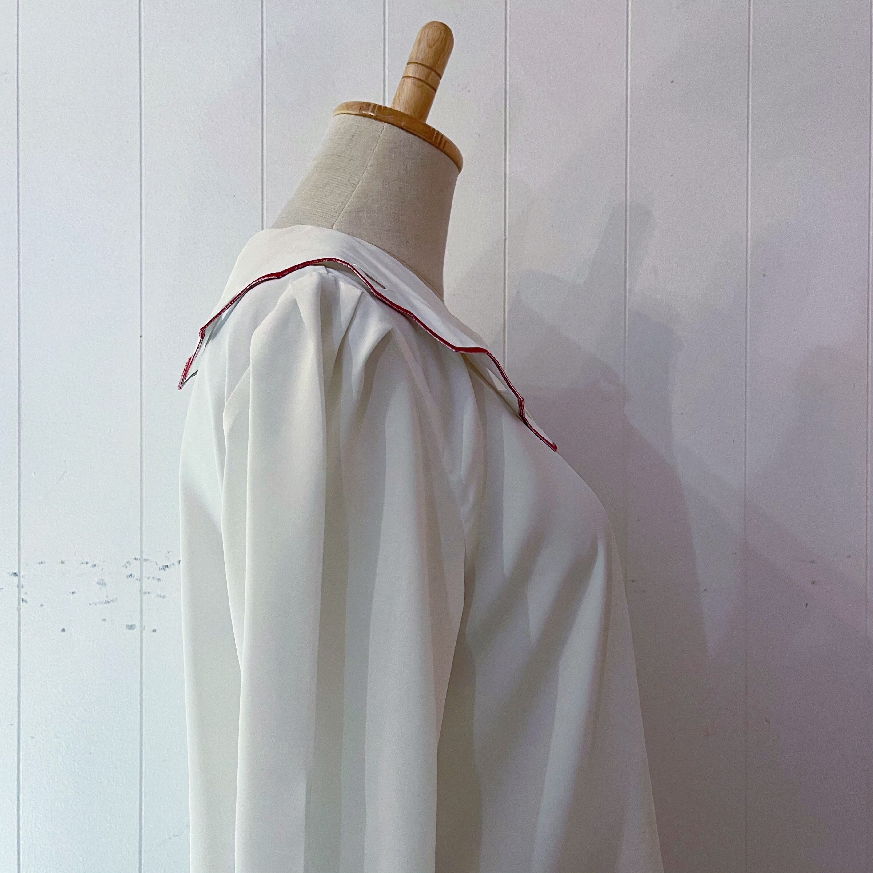 triangle cutting collar white blouse