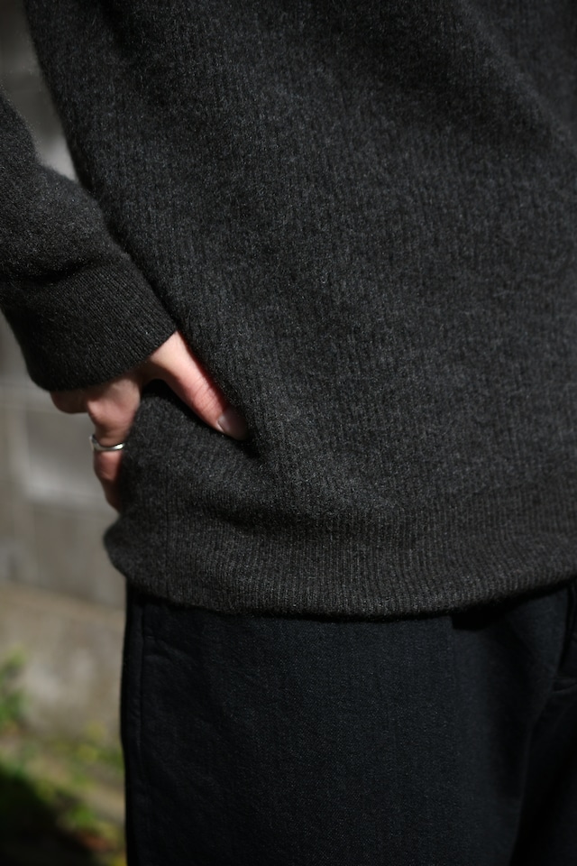 BATONER / CASHMERE FOX HENLEY NECK (Charcoal)