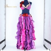 ベリーダンス オリエンタル 衣装 上下セット パープル系 ラインストーン 花 トップス スカート ベルト 紫 赤 フリル 華やか 豪華 装飾 煌びやか ペチコート ペチパンツ ダンス衣装 舞台 鮮やか ストーン スリット キラキラ レッド系 ピンク系