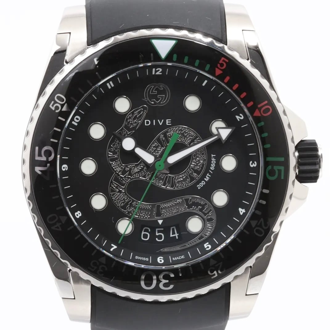 【美品】腕時計 メンズ グッチ GUCCI ダイブ YA136217 136.2 キングスネーク 蛇モチーフ クォーツ 黒 デイト表示 樹脂ベルト 美品】腕時計 メンズ グッチ GUCCI ダイブ YA136217 136.2 キング