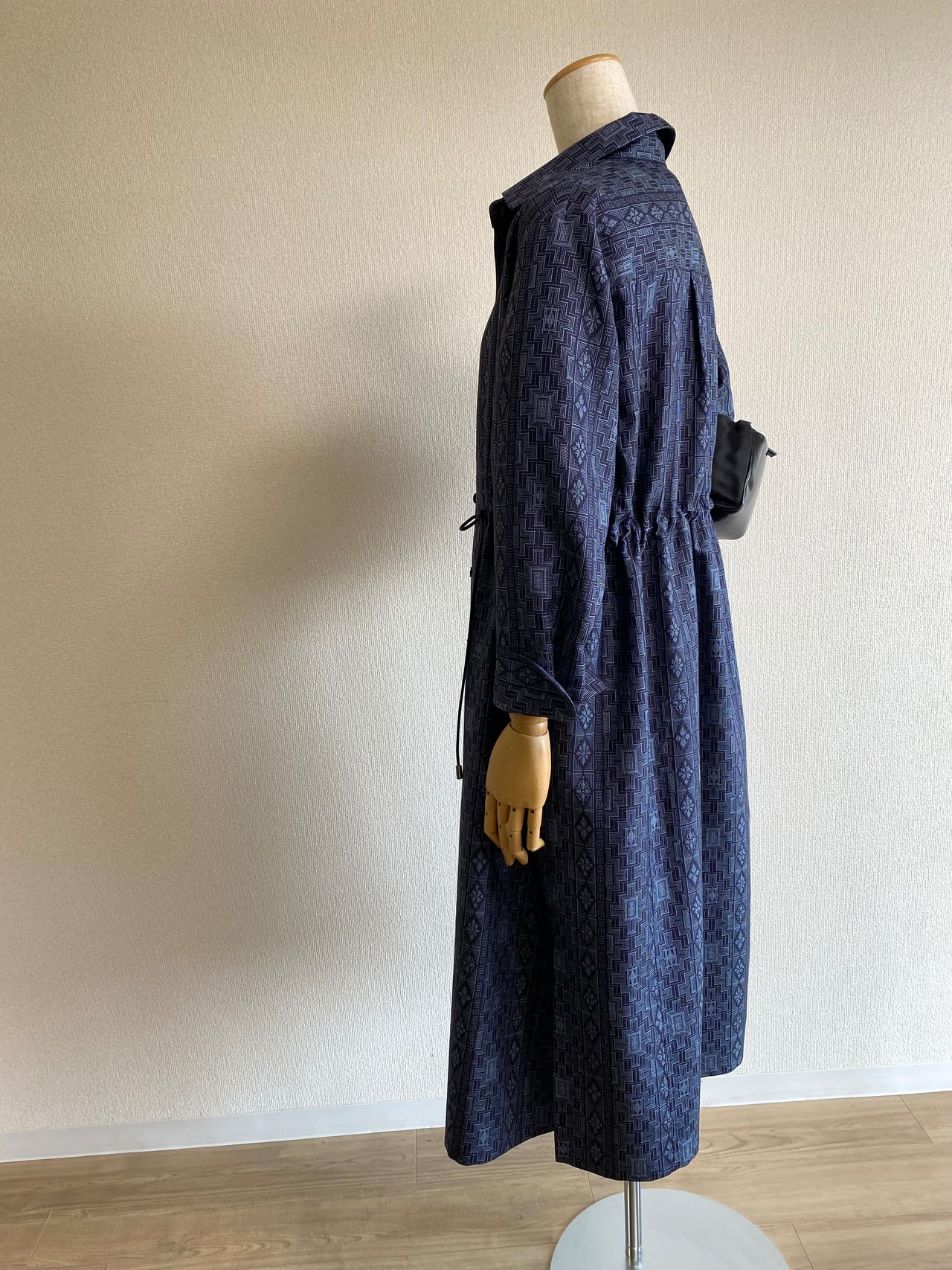 07　幾何柄ドローコード使いシャツドレス　