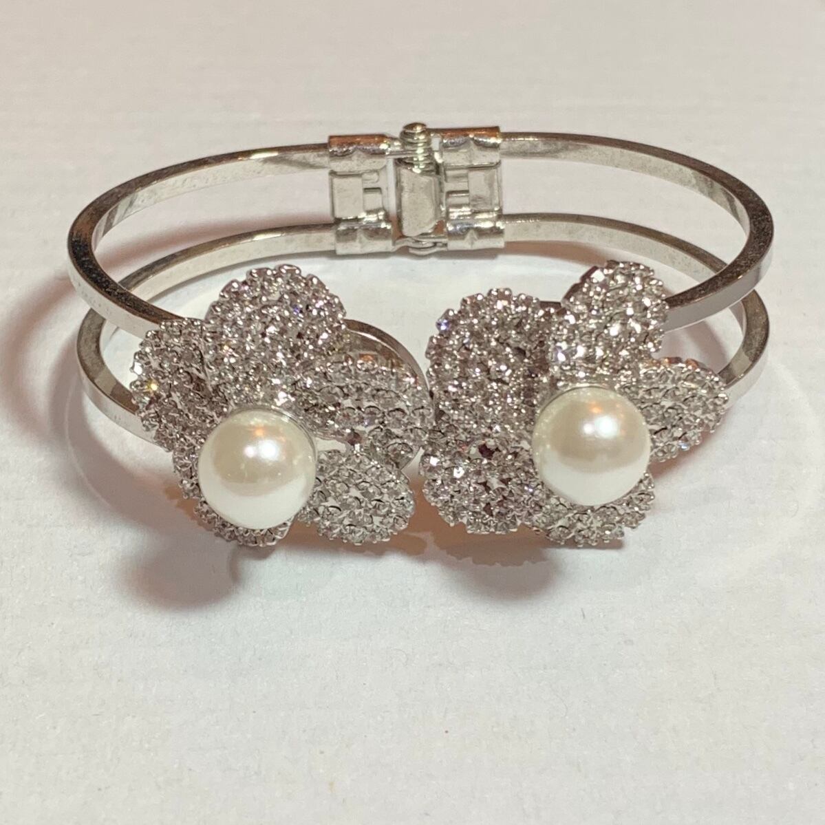 お花モチーフのブレスレット