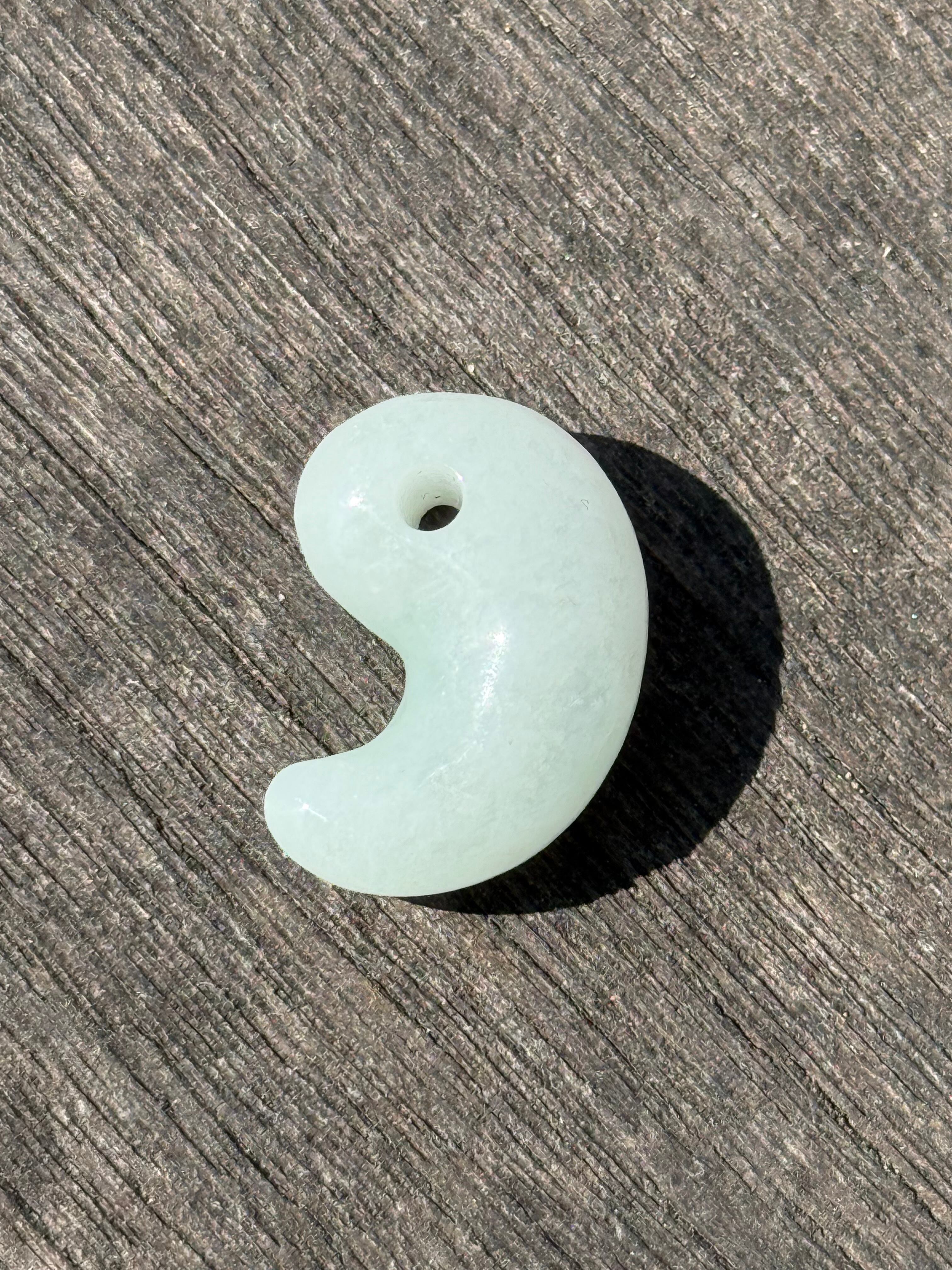 糸魚川翡翠 〜勾玉〜 白青 (IM-0)