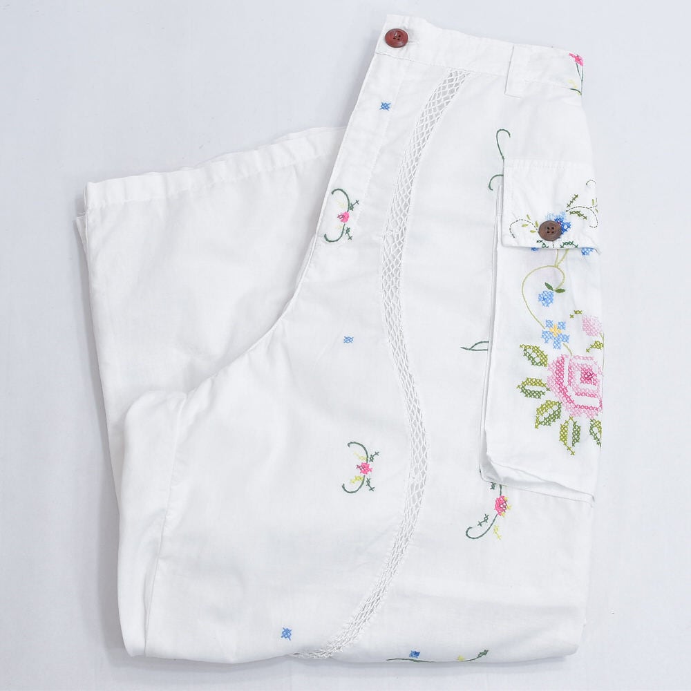 Remakeリメイク 再構築 パッチワーク&フラワー刺繍 レース デザイン ワイドシルエット コットン カーゴパンツ バギー ホワイト古着 裏地付き レディースW68~84cm