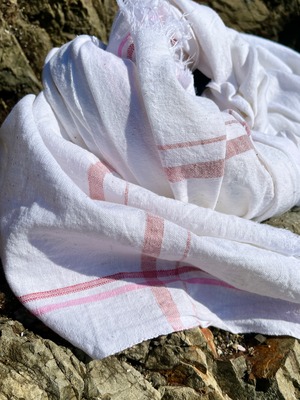 手織りカディのビーチタオル《レッドとピンクのライン》