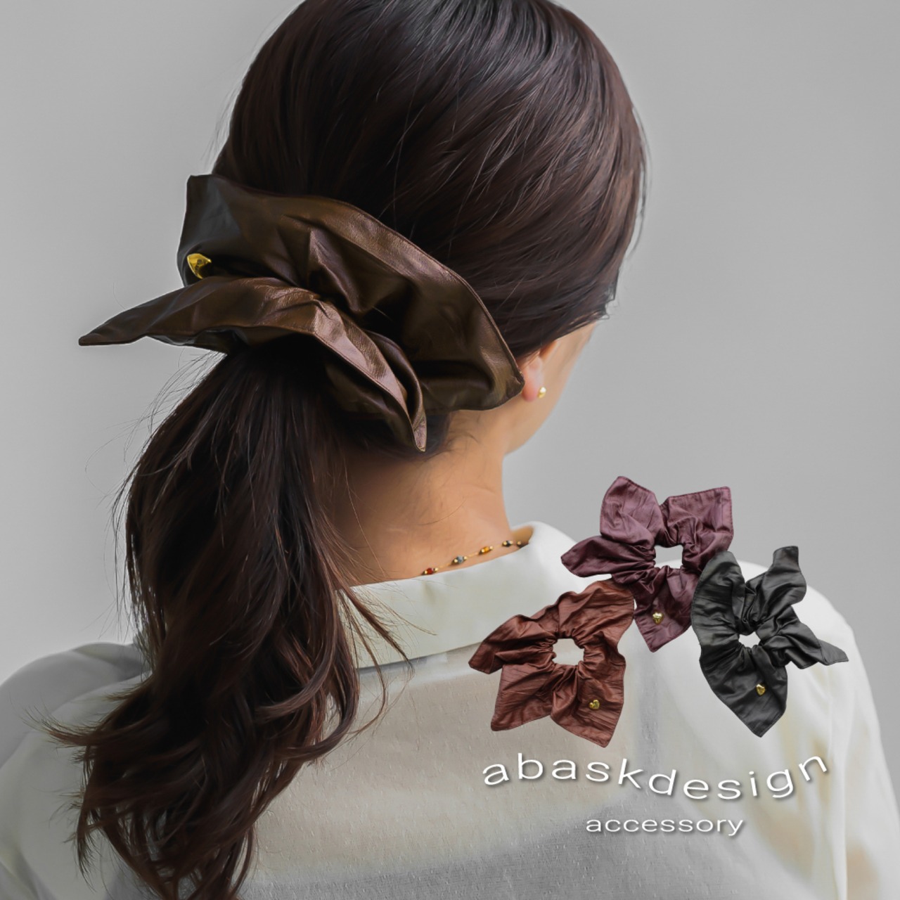 【ネコポス便】ヘアアクセ フェイクレザー風 リボンシュシュ ハートチャーム付き ヘアアクセサリー 大きめ 2541