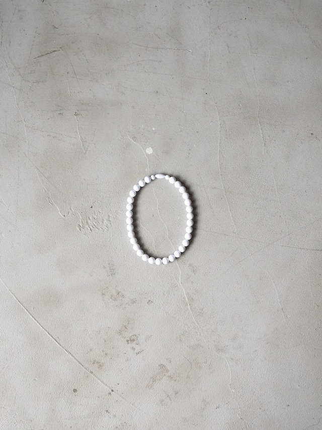 unknown used White synthetic resin ball necklace