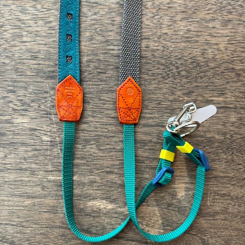 20mmカメラストラップ（スマホ金具つき）ガンメタグレー裏地青碧 革ベタ染めオレンジ