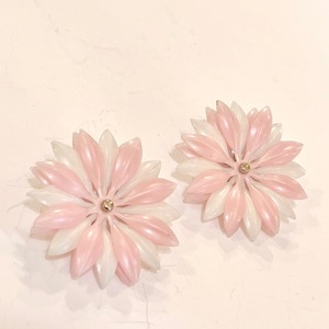 VINTAGE pink rubber flower earrings