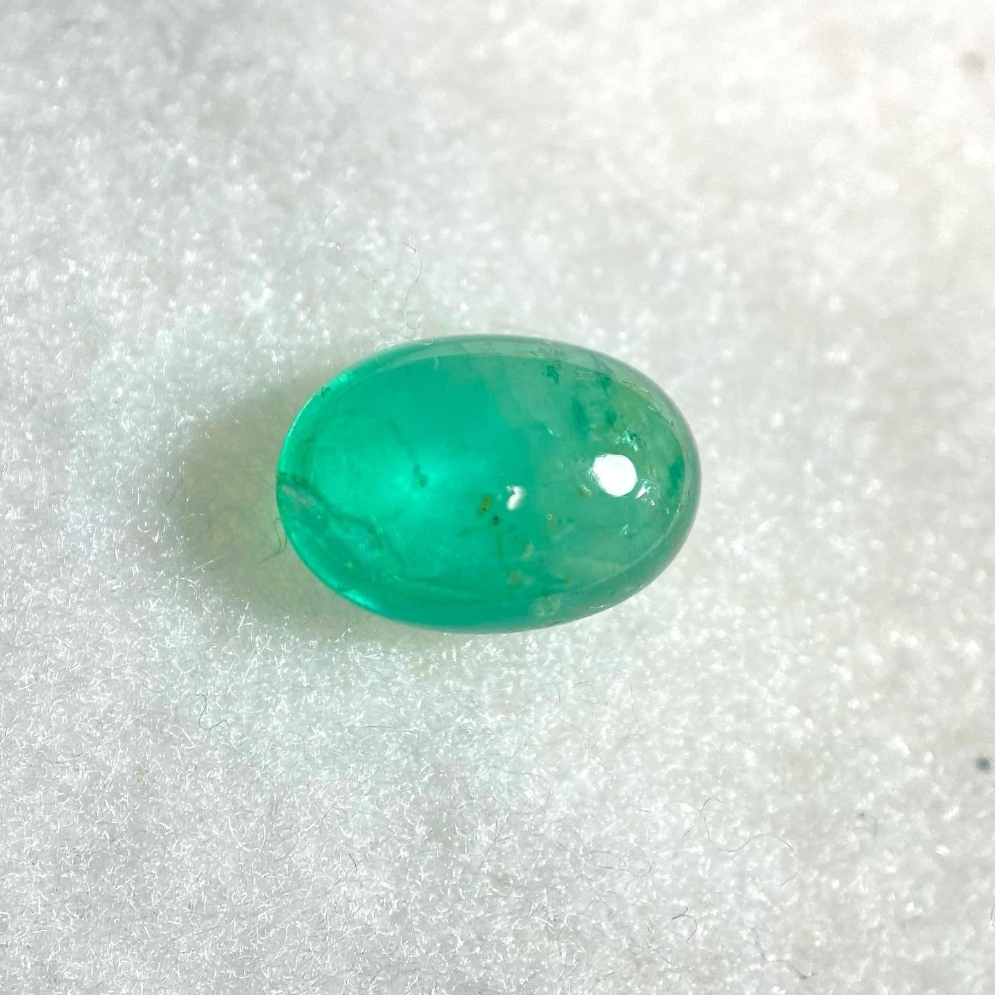 ラグーンを覗き込んだようなエメラルド