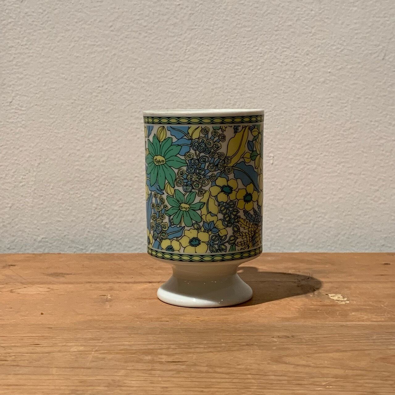 レトロなカワイイ花柄 足付きマグカップ MAEBATA 前畑陶器 脚