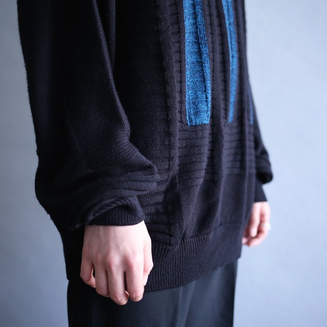 "black × blue"  3D knit pattern loose v-neck sweater