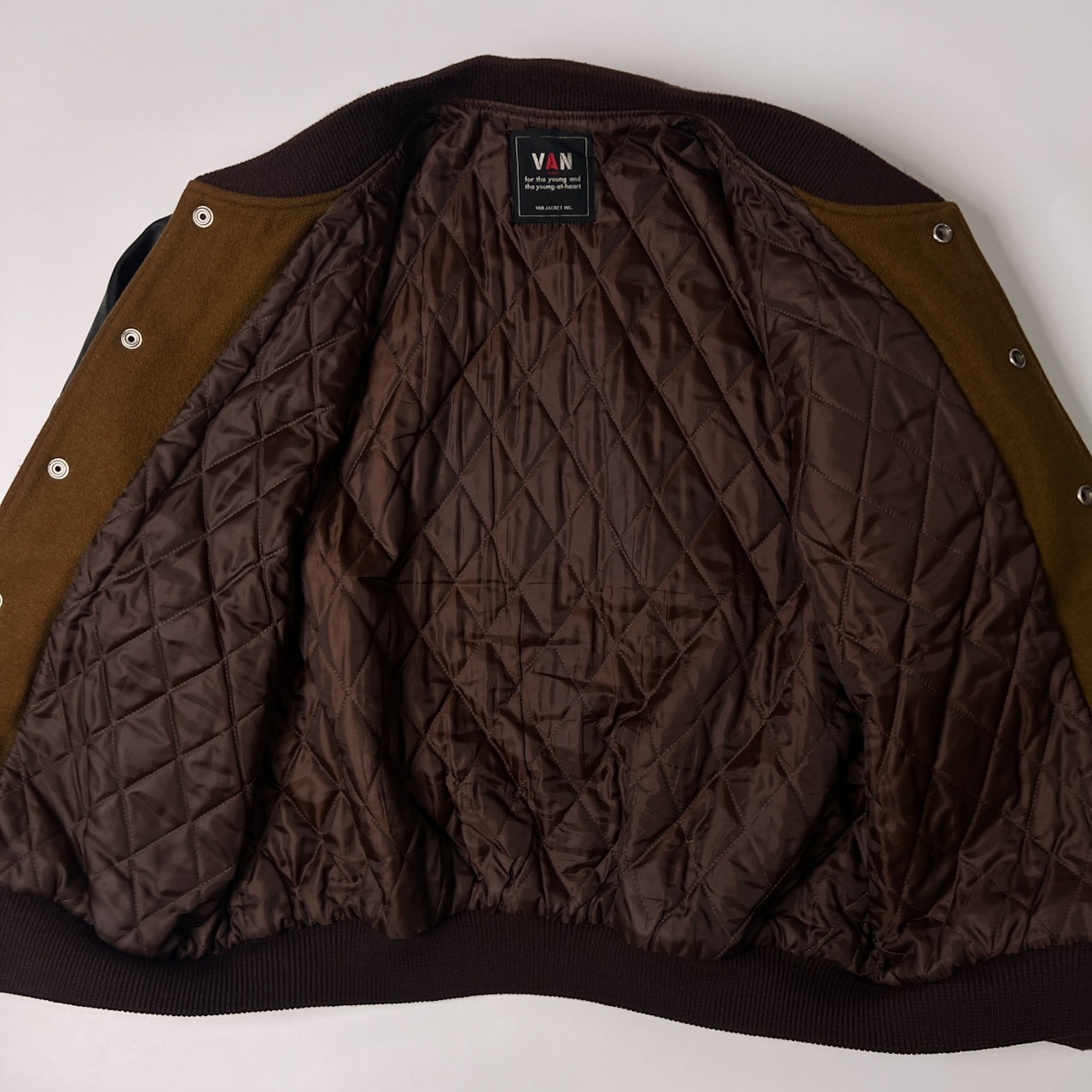 VAN JAC アーチロゴ レタードワッペン 袖革スタジャン LL/キャメル ブラック