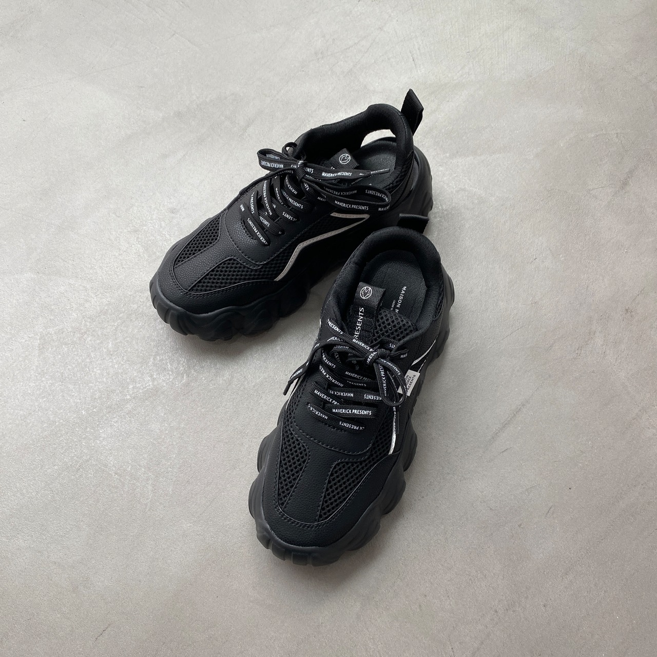 【受注予約：6月下旬入荷予定】chunky sole dad sneakers‐sandals/black