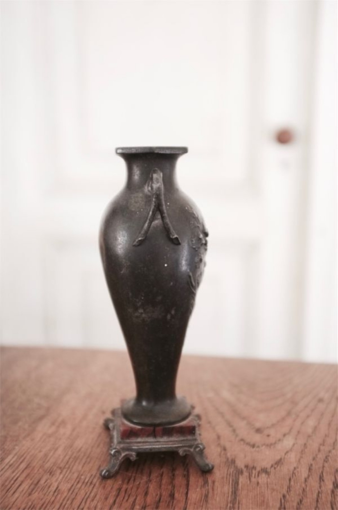 19世紀 フランス 這い登るクピドとレギュール製のロカイユ的花瓶 アンティーク