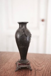 19世紀 フランス 這い登るクピドとレギュール製のロカイユ的花瓶 アンティーク