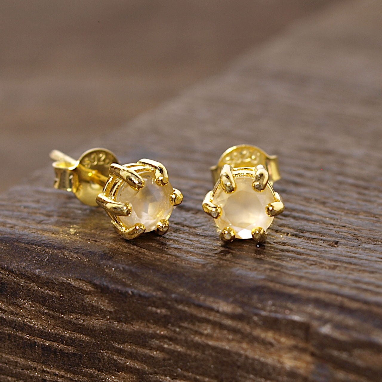 【限定】ムーンストーン爪留めスタッドピアス(K18GP)