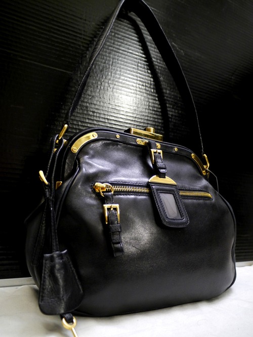 レア◆PRADA プラダ がま口デザイン ナッパレザー ワンショルダー トート バッグ 黒x金◆ 遊び心の効いた可愛らしいがま口仕様のレアモデル