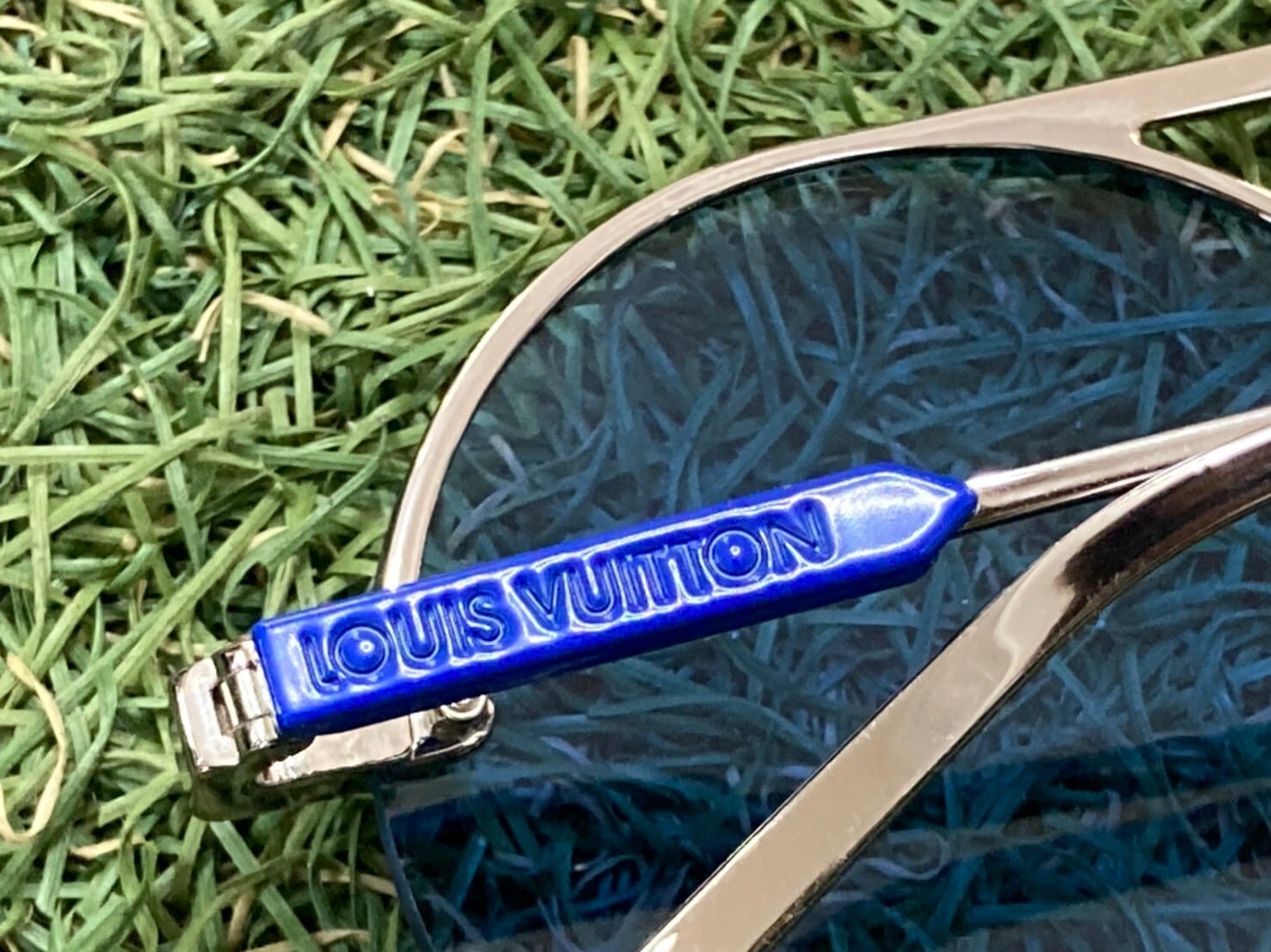 Louis Vuitton Gingko Sunglasses –