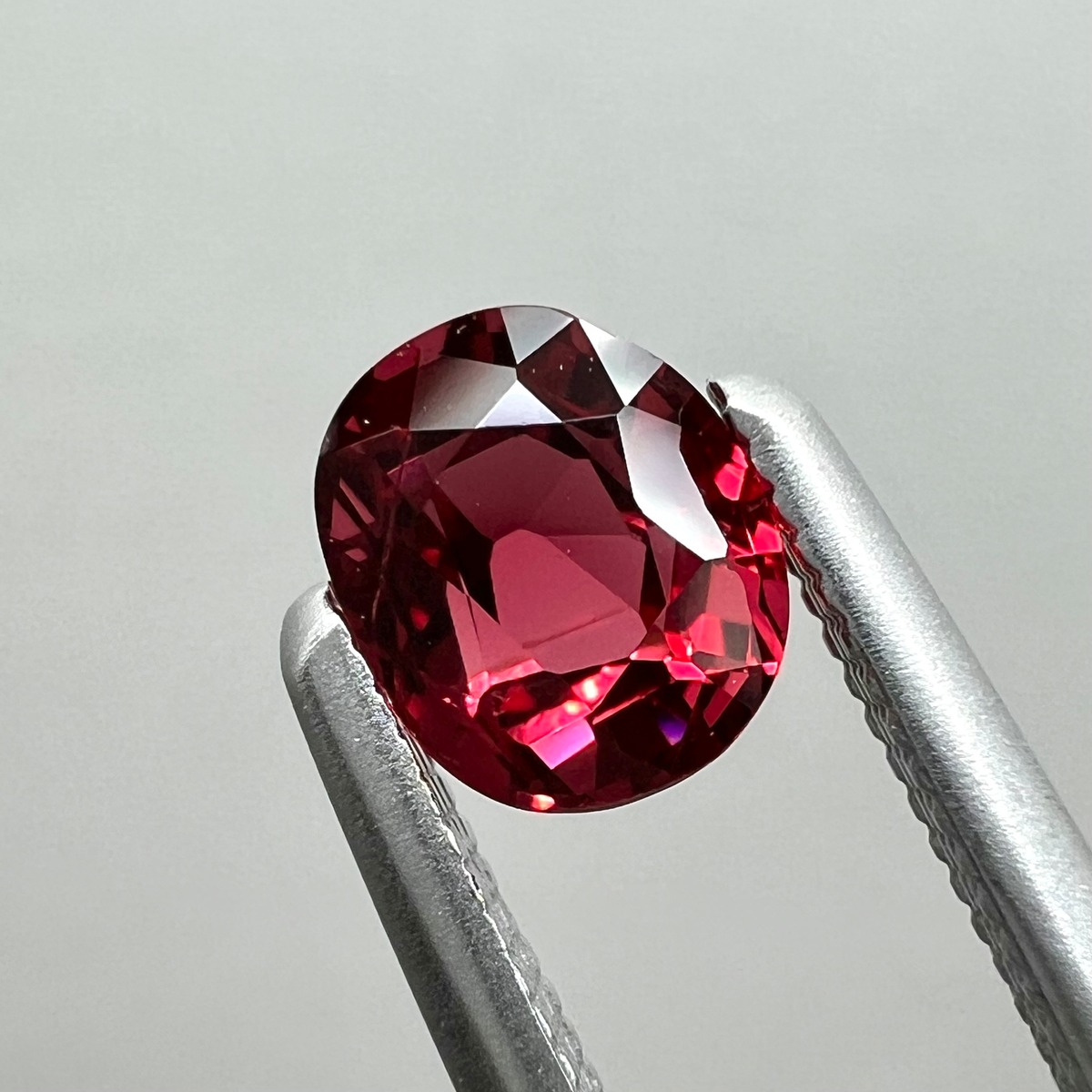 0.67ct 鮮烈な赤が目を惹くレッドスピネル ルース | Bleu Roi
