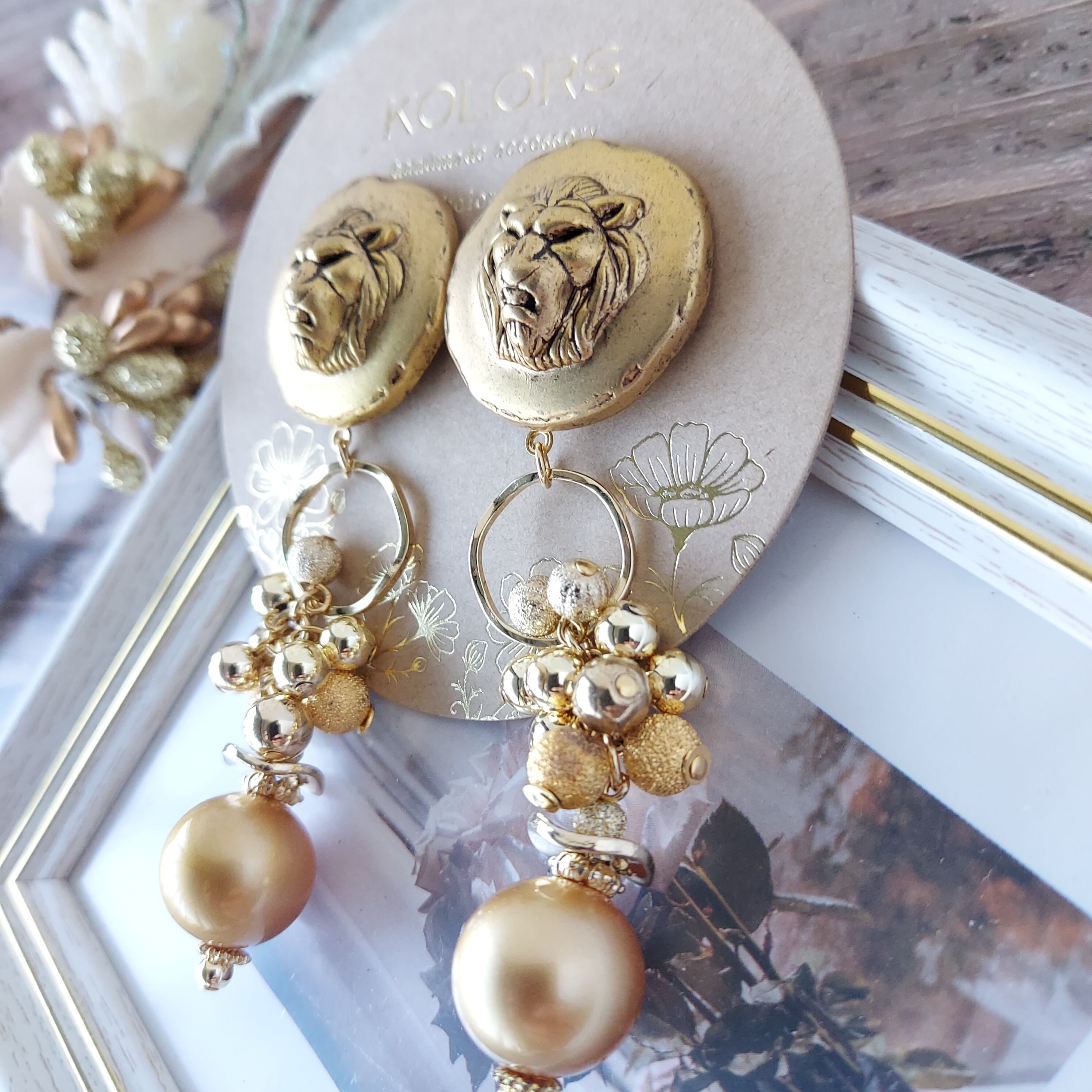【ピアス or イヤリング 変更可】【ライオンボタン ピアス・イヤリング】 ハンドメイドピアス/ハンドメイドイヤリング/ 揺れるピアス/ 揺れるイヤリング/クリスマス/クリスマスピアス/クリスマスイヤリング