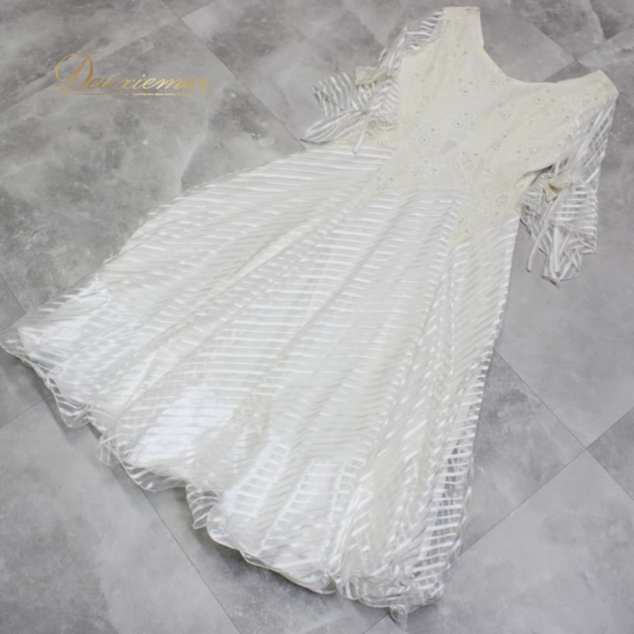 社交ダンス 衣装 prima boutique プリマブティック ドレス スタンダード ホワイト系 白 リボン ストライプ 花柄 レース ボーダー ラインストーン 社交ダンスドレス レディース 白系 フラワーレース 花柄レース レースワンピース スタンダードドレス 袖付き 長袖 袖口リボン 斜めストライプ 光る スカート フレア パーティー衣装 発表会衣装 舞台衣装 演奏会衣装 ダンス衣装 フォーマル シンプル 上品 伸縮素材 ポリエステル100% 背面ファスナー