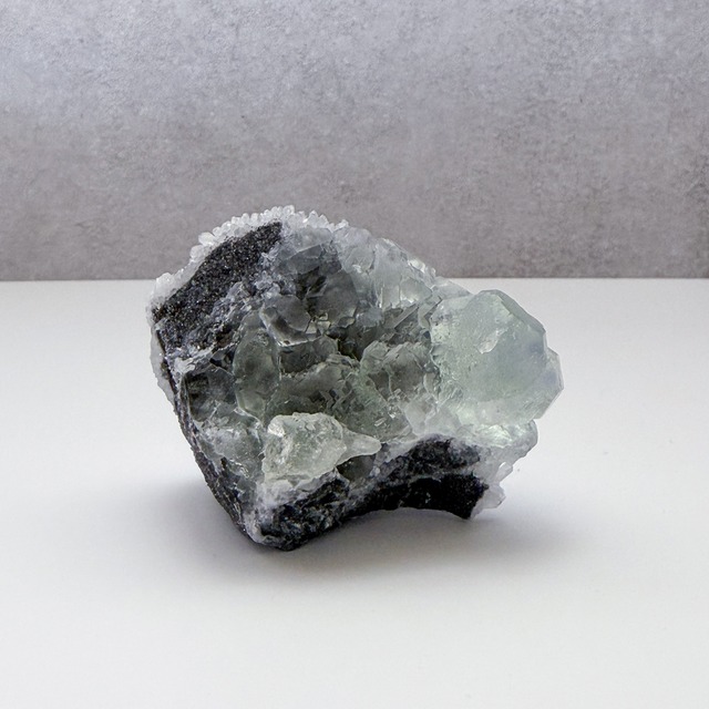 モロッコ産　水晶ジオード（晶洞）　クラスター