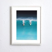 Surf Drop｜大波を滑り降りるサーファーの迫力アートポスター｜海と波のエネルギーを空間に添える写真プリント｜A2ポスター