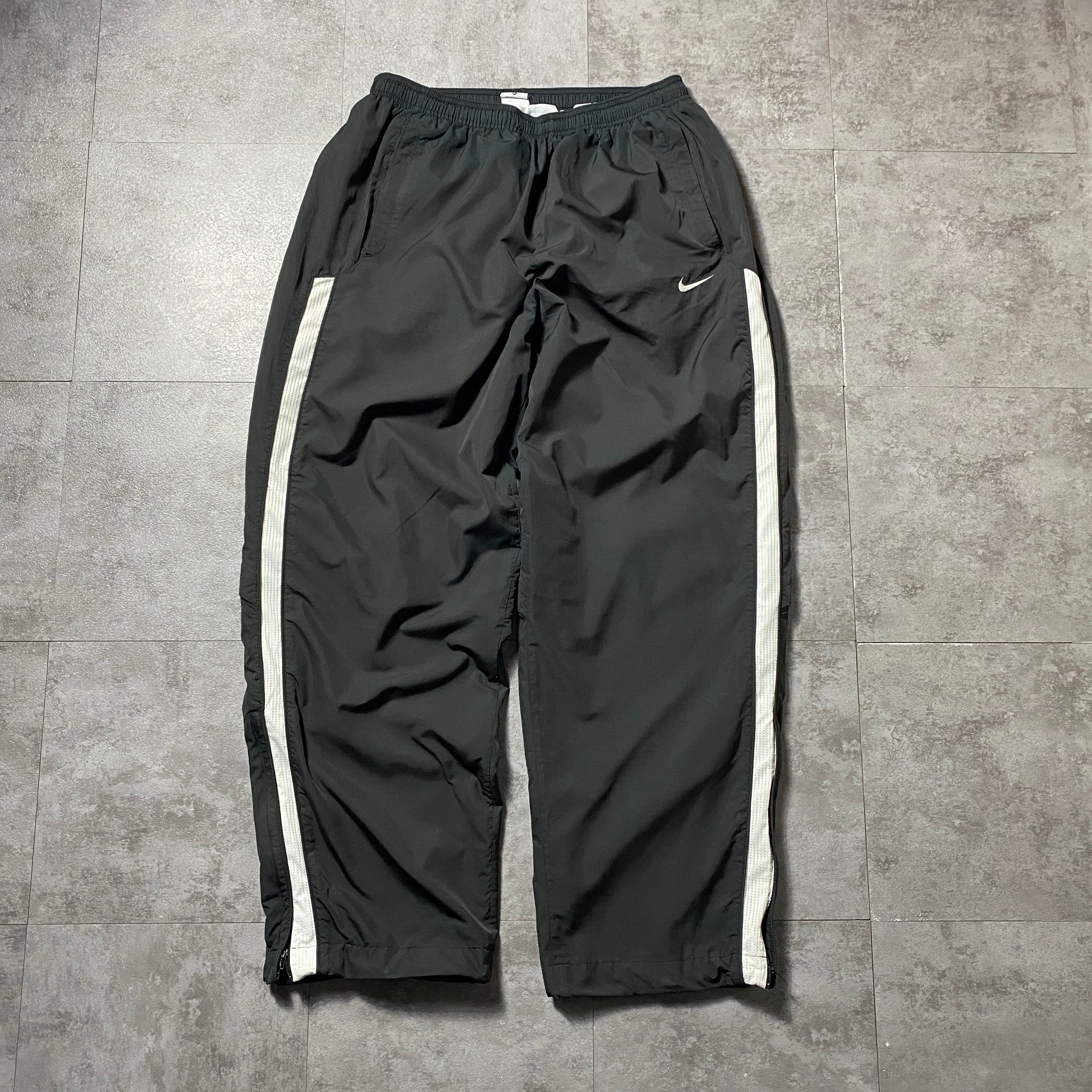 新品　タグ付未使用品✨️ナイキ　トラックパンツ　ナイロン　黒　XL　6086 00's NIKE ナイキ スウォッシュ 刺繍ロゴ サイドライン XLサイズ