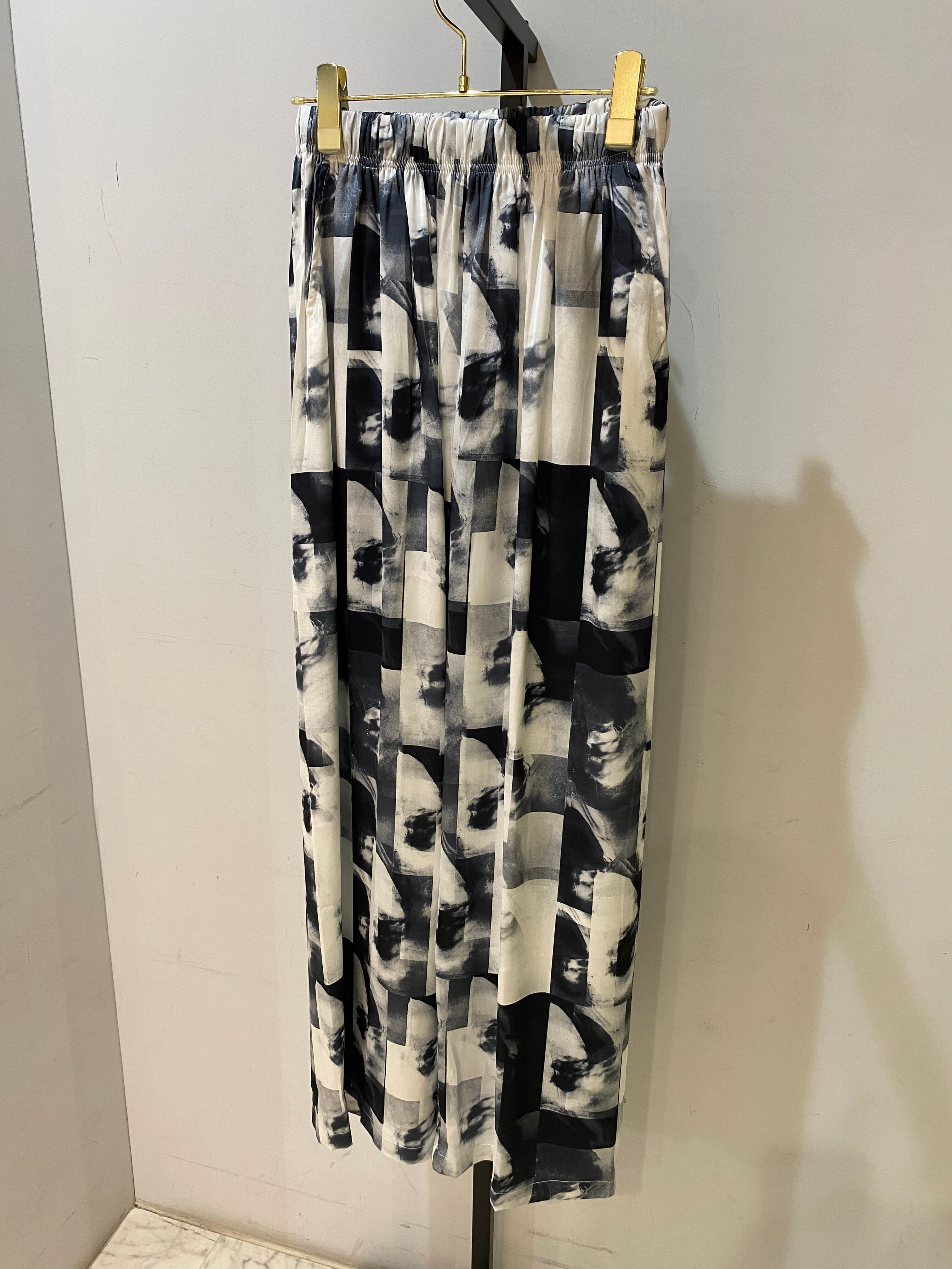 monotone pattern pants