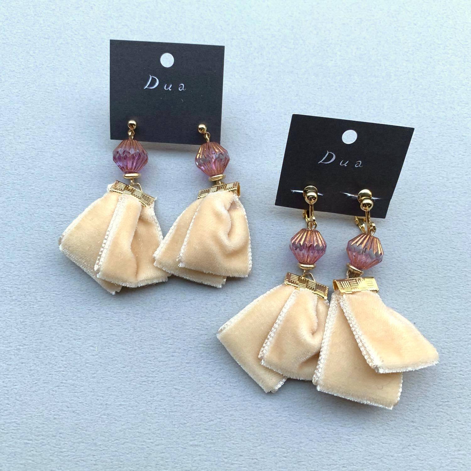 ピンクチェコビーズとベロアリボンタッセルの〈ピアス/イヤリング