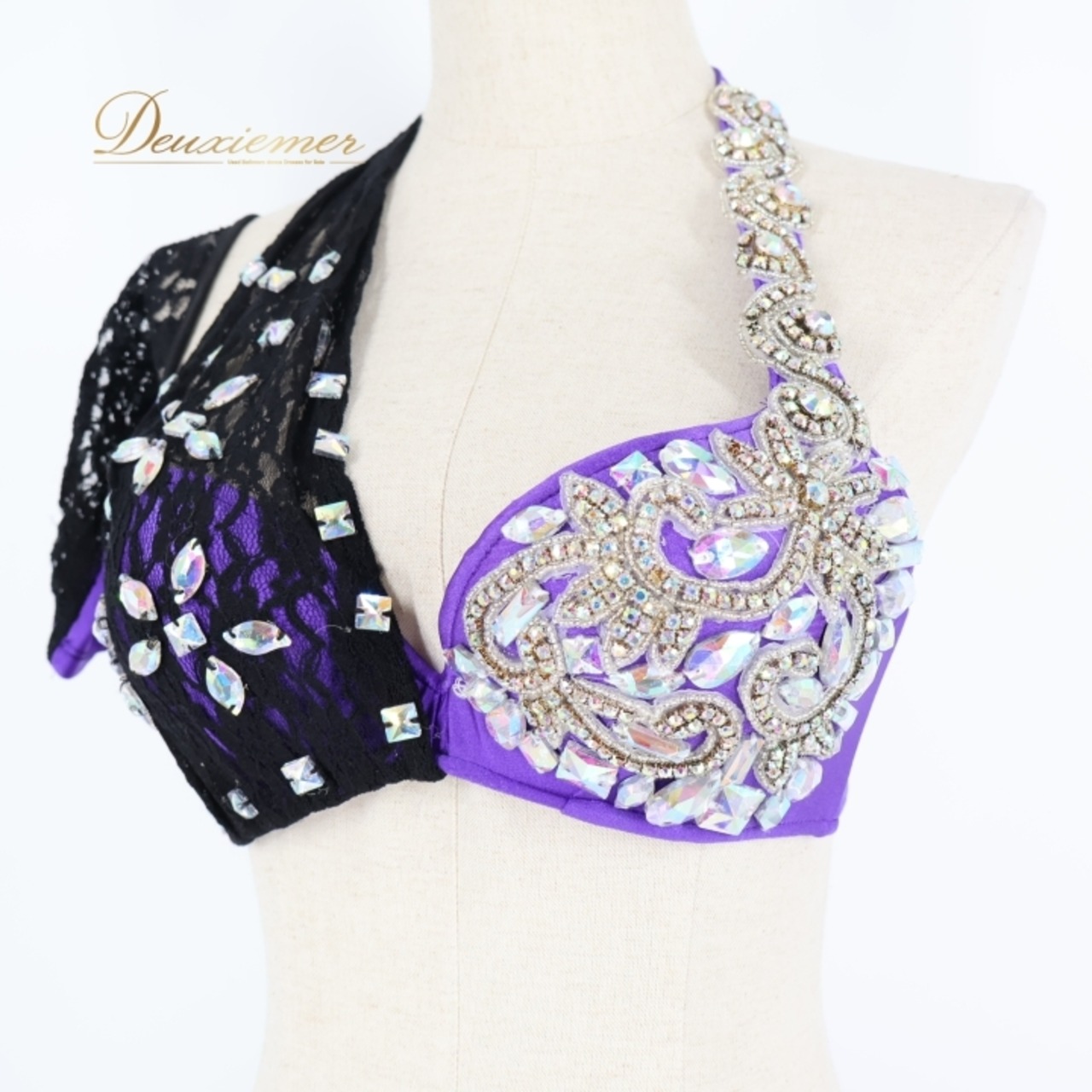 ベリーダンス オリエンタル 衣装 上下セット パープル系 レース 紫 黒 花 装飾 豪華 ラインストーン フリンジ キラキラ 華やか 舞台 ダンス衣装 スリット トップス スカート ステージ ツーピース ブラック系 シルバー系