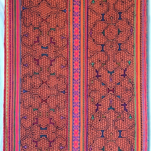 刺繍大判01朱色 腰巻き150x65cm 蛍光オレンジピンク　　木の実染め　フリーハンドの手刺繍　先住民族の工芸布　天然素材　タペストリー　ACHOTE　シピボ族