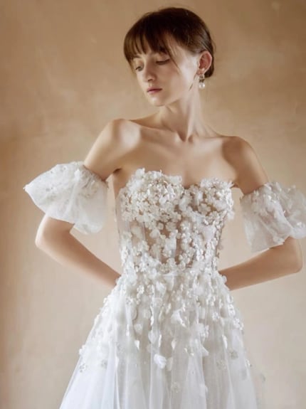 可愛い ウェディングドレス 2way×オフショルダー 小花 取り外し袖 贅沢  