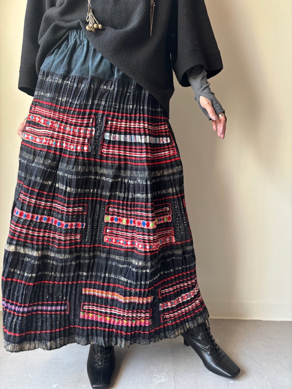 モン族スカート 065 ロング 藍染布 ろうけつバティック アップリケ