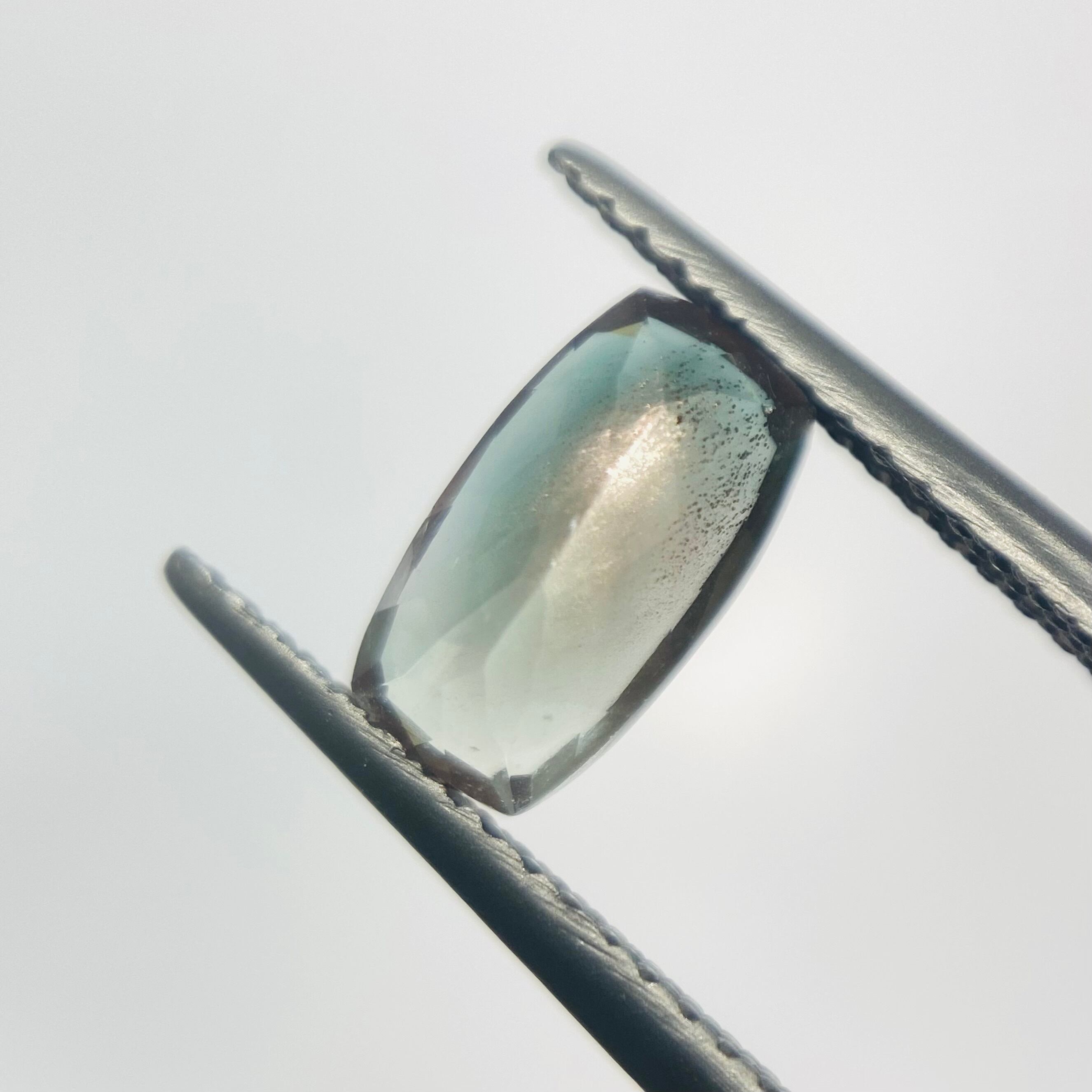 グリーンとスパングル効果を楽しむオレゴンサンストーン