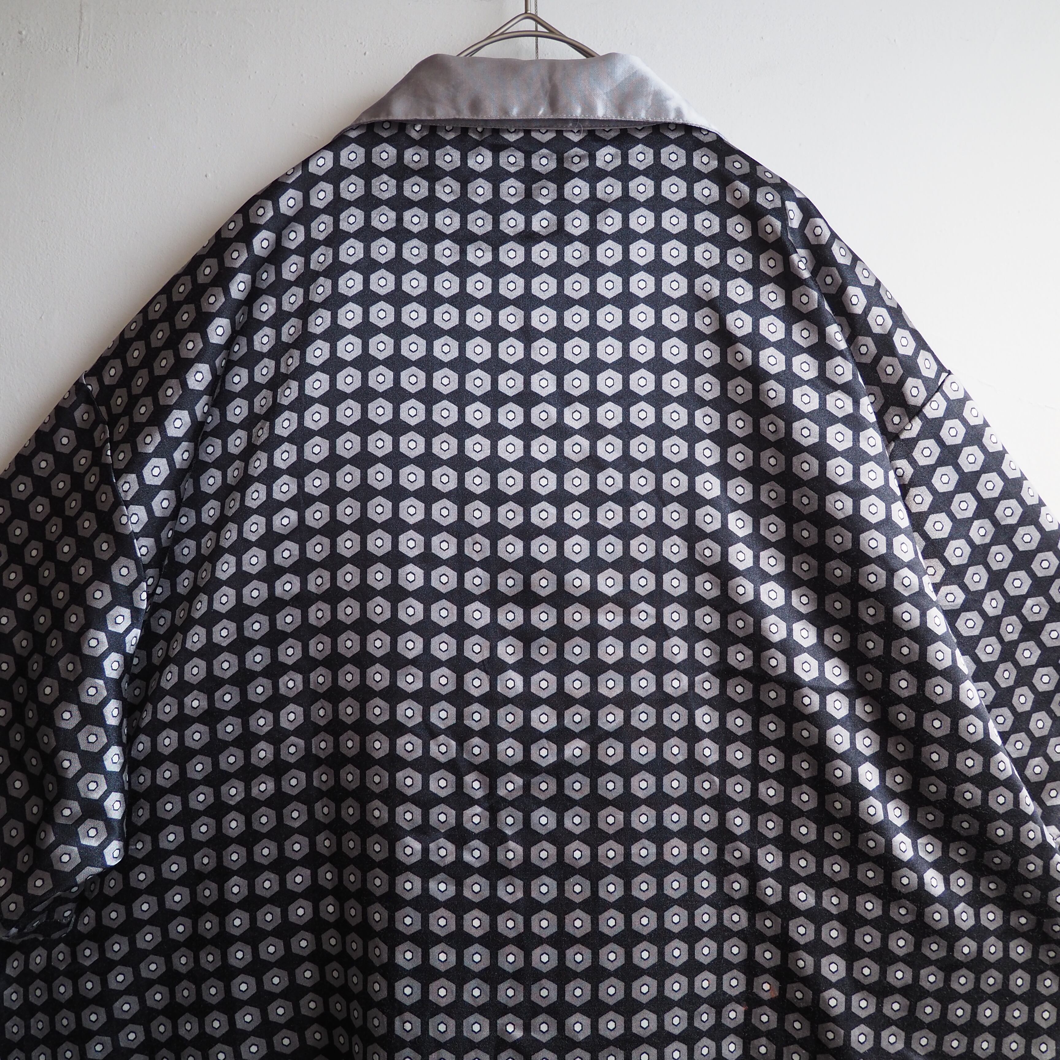 ” 超光沢 ” Geometric Dot pattern Design Drape loose Box silhouette shirt