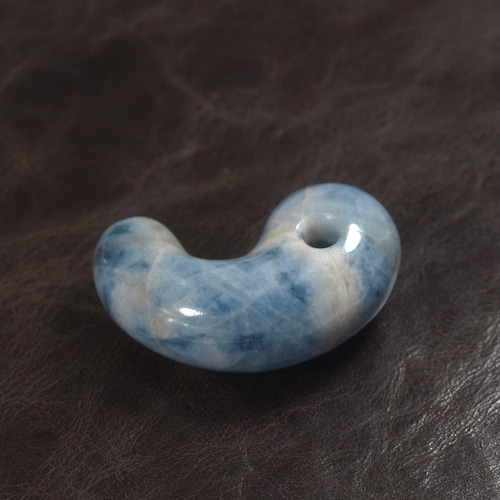 糸魚川翡翠 コン沢 青翡翠 勾玉 (大きめ) 25.6g  Itoigawa Blue Jadeite magatama