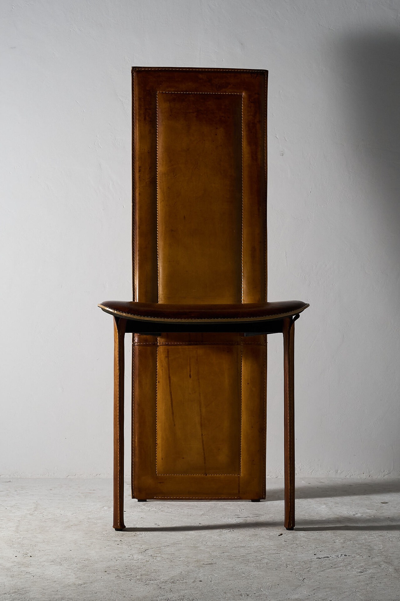 キャメルブラウンのレザーハイバックチェア