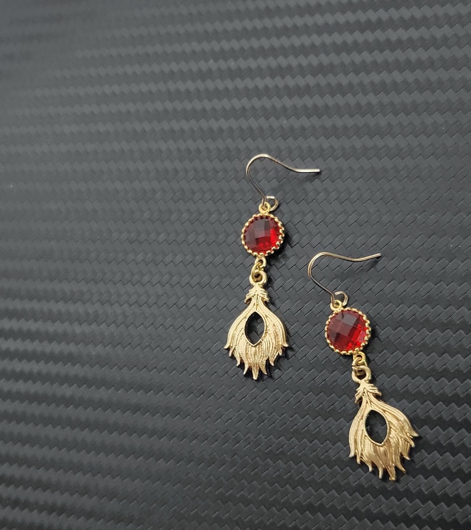 赤い羽根のフープイヤリング フープ型の赤い羽根のイヤリング - Etsy 日本