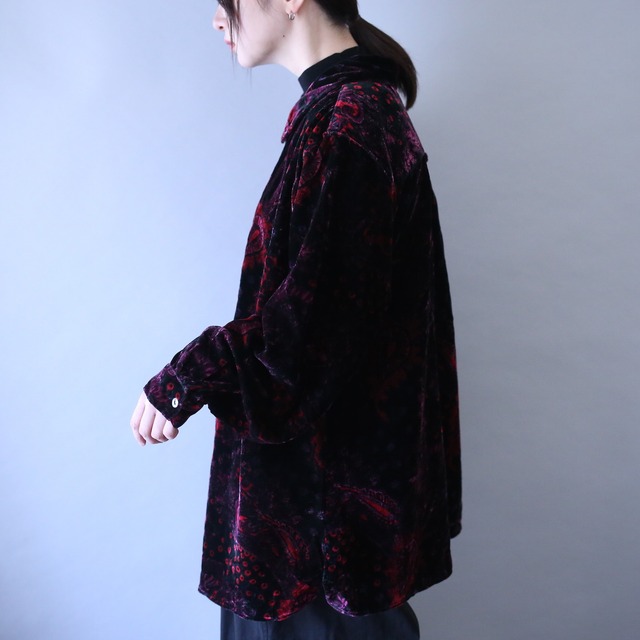 arabesque pattern over silhouette beautiful velours shirt