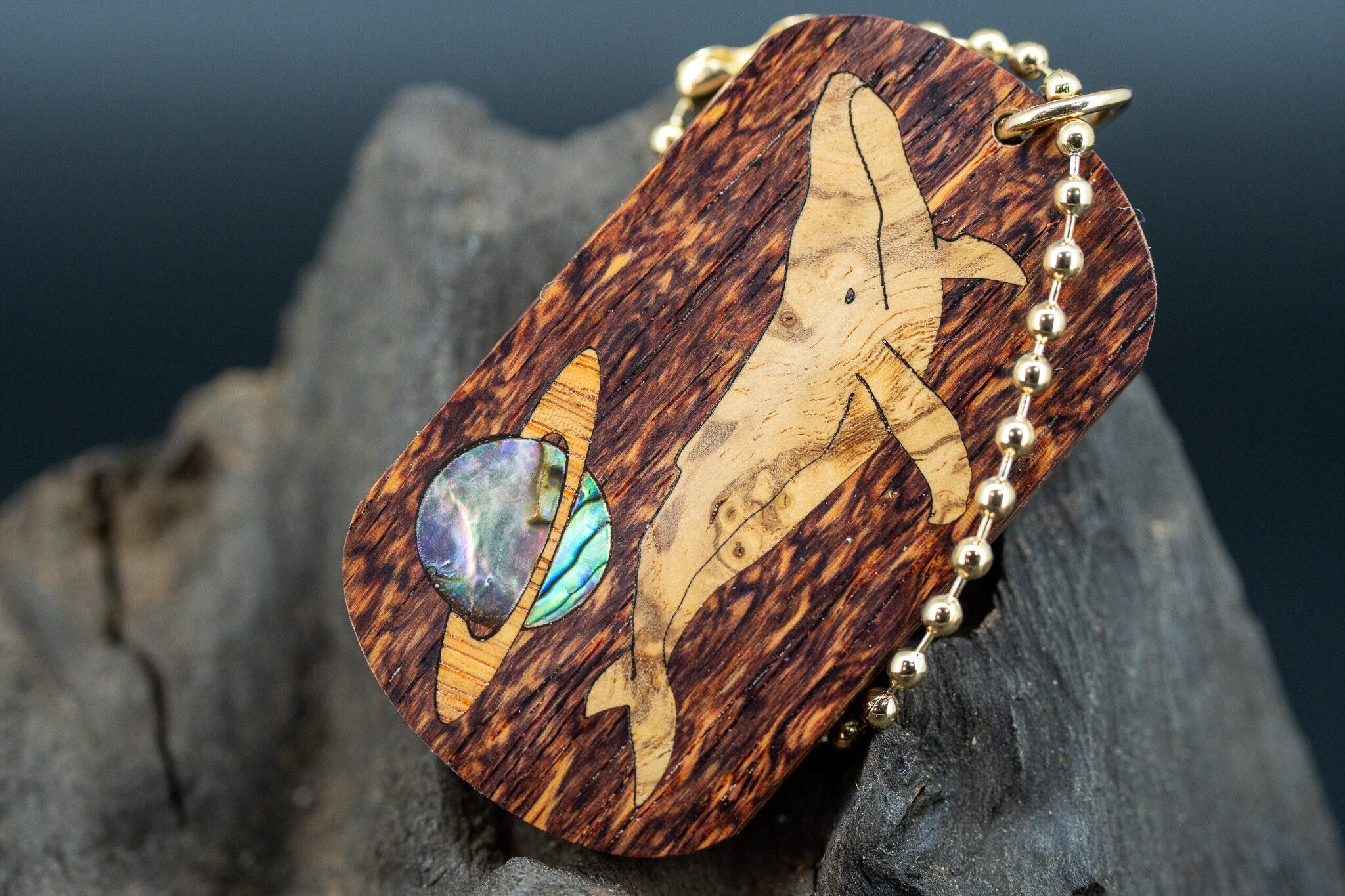 【東洋のローズウッド】 縞紫檀 変わり杢 ドッグタグ 象嵌 勇魚と惑星