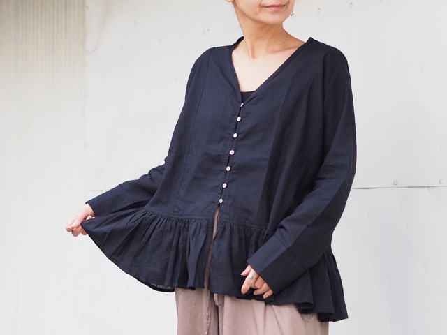 ふわりと揺れるブラウス《ブラック》