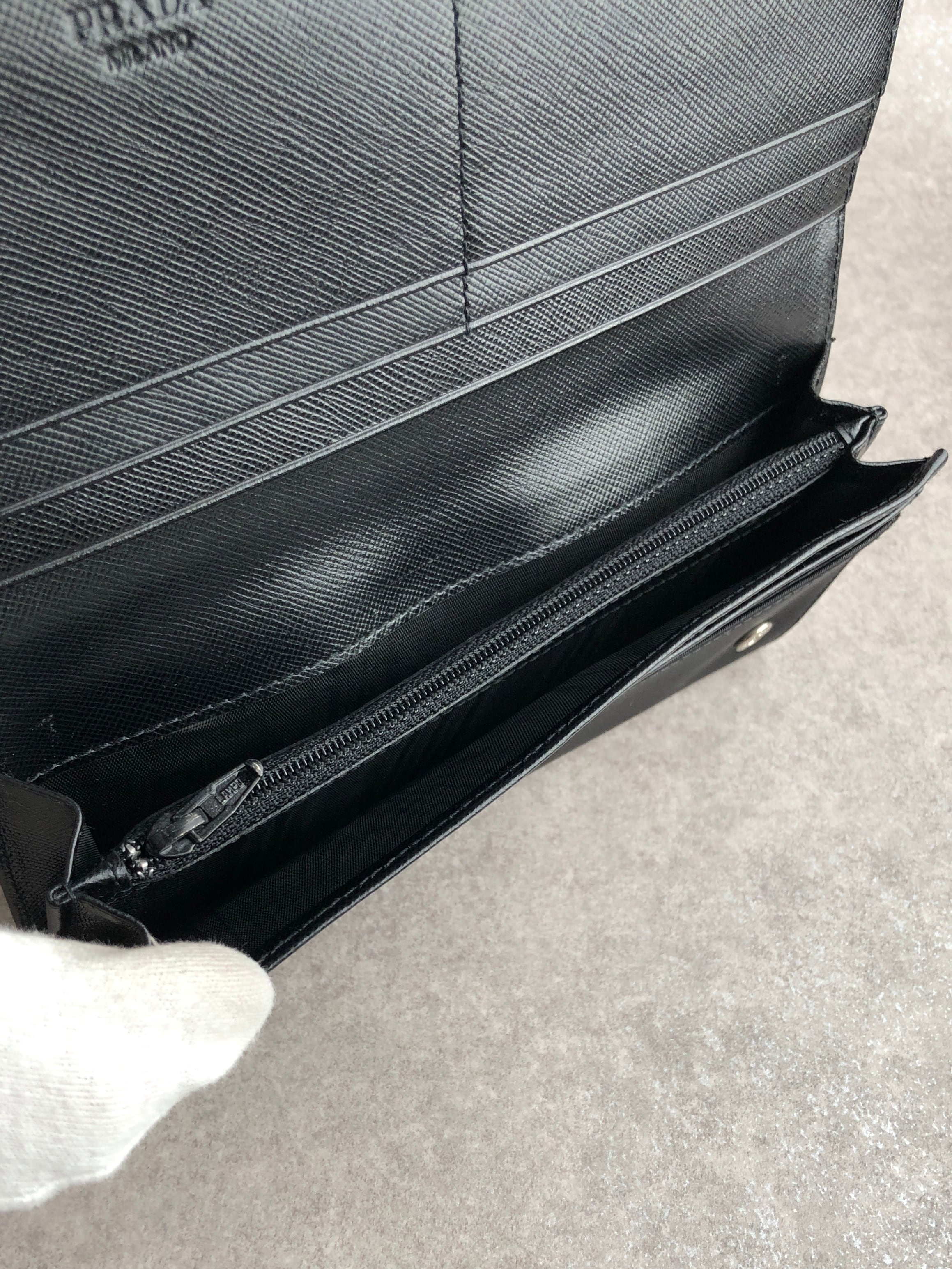 PRADA プラダ 財布 ブラック トライアングルロゴ ナイロン 二つ折り 長