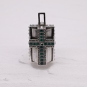 碌山　クロスのモチーフが付いた重厚なロケットペンダント