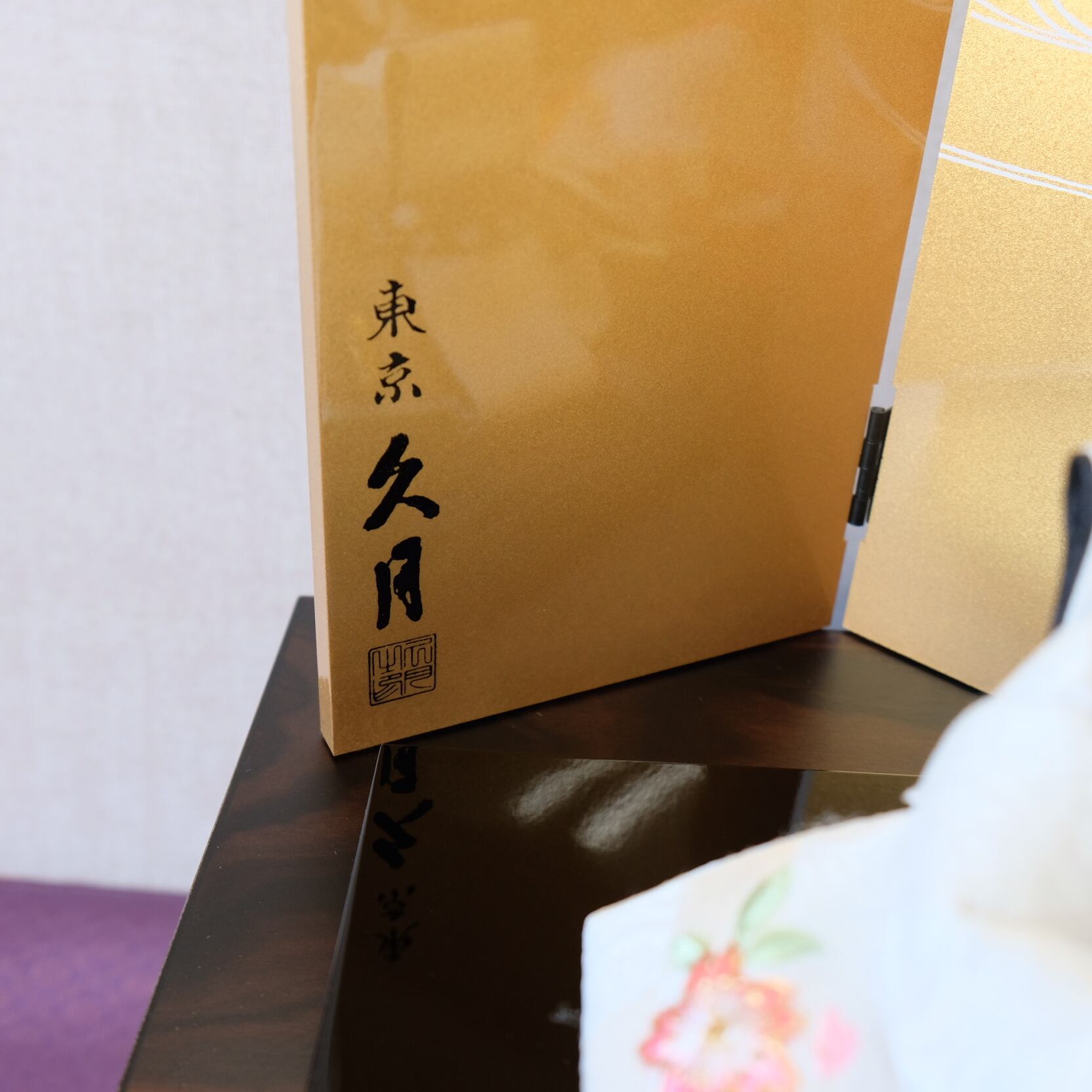 雛人形 久月 銘木シリーズ 黒檀｜新王飾り｜収納タイプ｜伝統工芸士